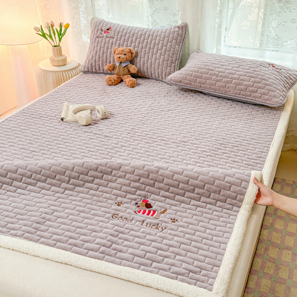 91家纺网 家纺一手货源 找家纺 恋绒家纺 2025新款加厚牛奶绒夹棉床褥床护垫床垫 幸运狗-银灰