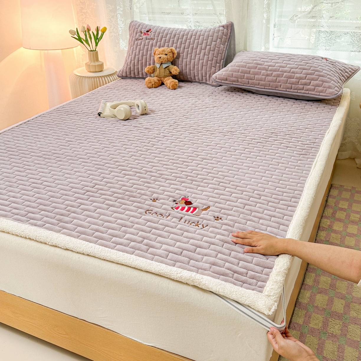 91家纺网 家纺一手货源 找家纺 恋绒家纺 2025新款加厚牛奶绒夹棉床褥床护垫床垫 幸运狗-银灰