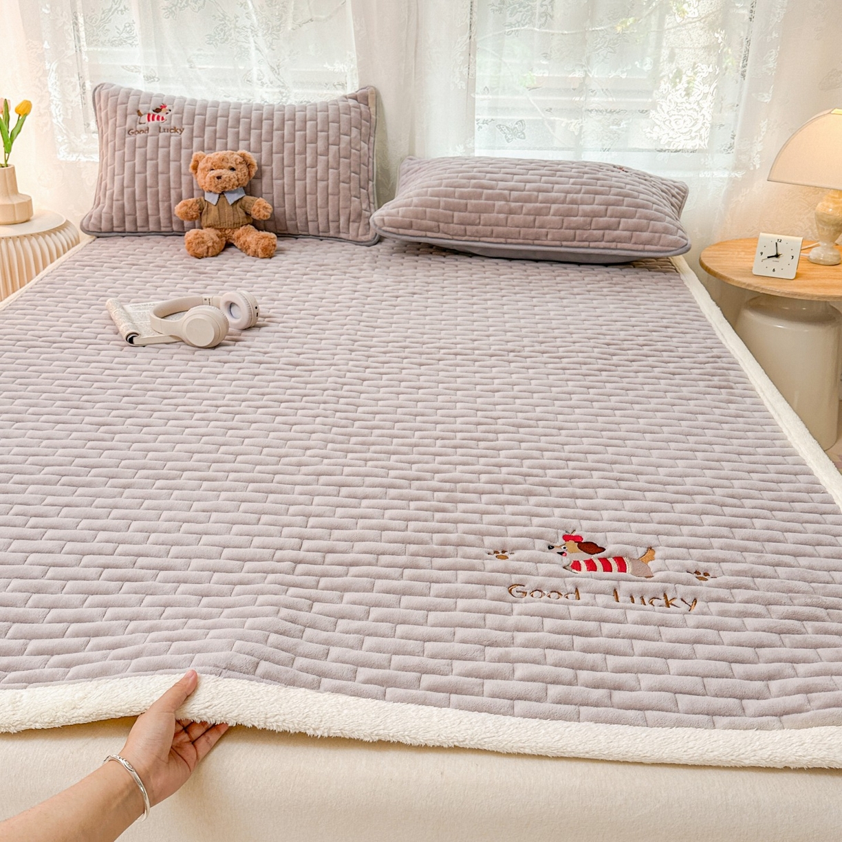 91家纺网 家纺一手货源 找家纺 恋绒家纺 2025新款加厚牛奶绒夹棉床褥床护垫床垫 幸运狗-银灰