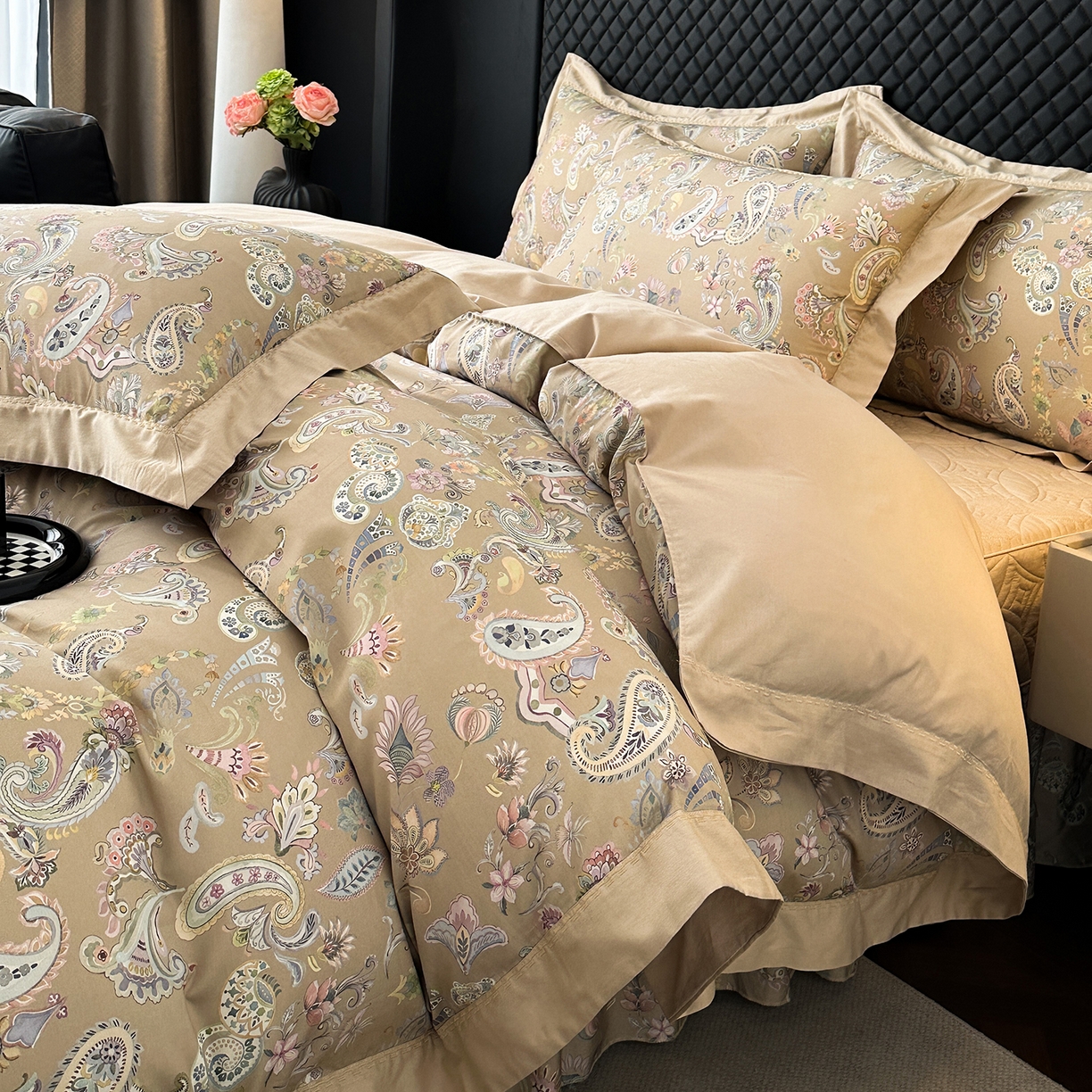 91家纺网 家纺一手货源 找家纺 福丽莱家纺 2025新款高端60纯棉数码印花夹棉床裙四件套 金镂花园-浅咖