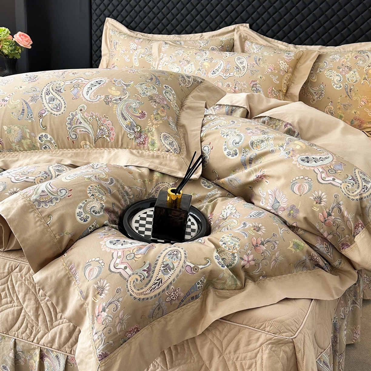 91家纺网 家纺一手货源 找家纺 福丽莱家纺 2025新款高端60纯棉数码印花夹棉床裙四件套 金镂花园-浅咖