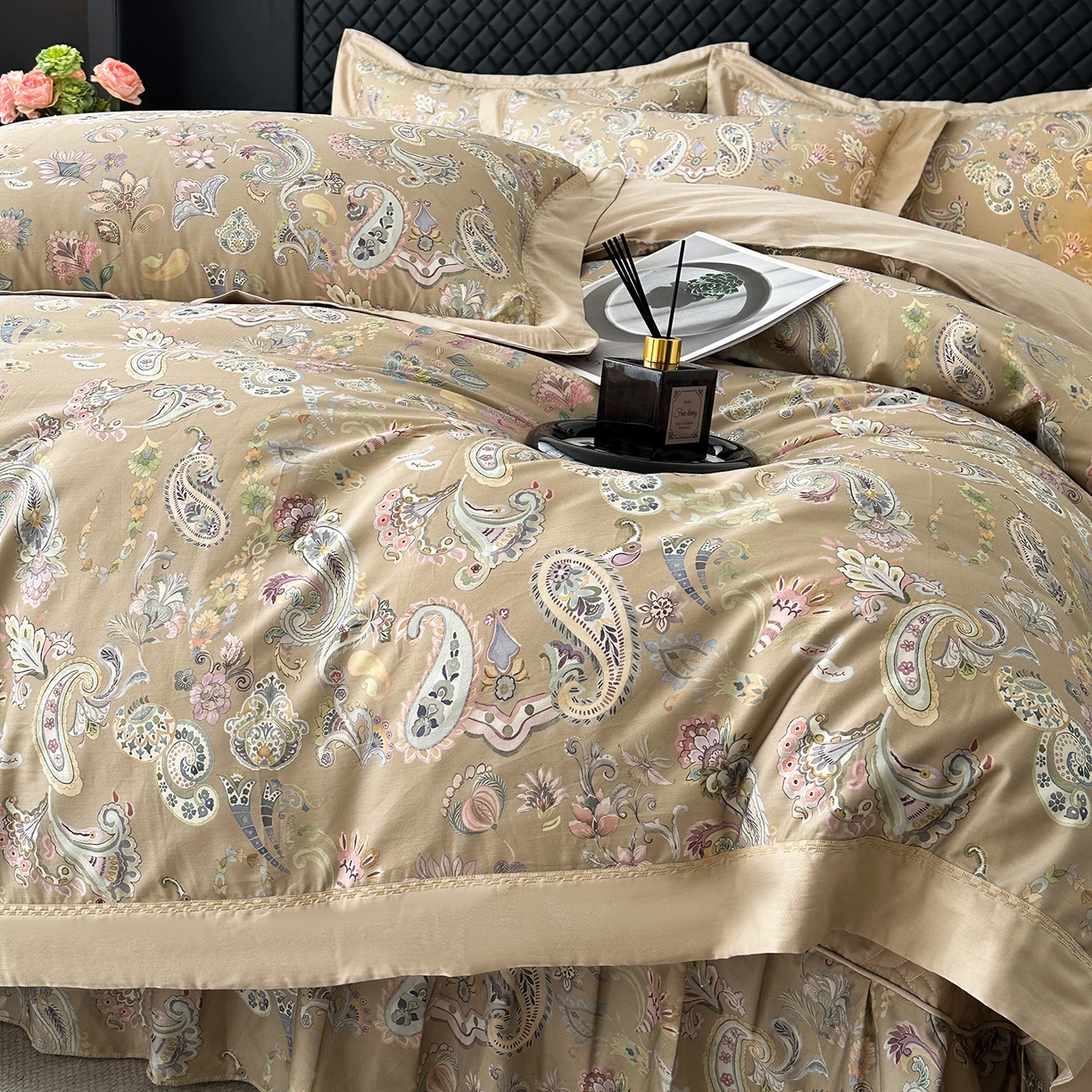 91家纺网 家纺一手货源 找家纺 福丽莱家纺 2025新款高端60纯棉数码印花夹棉床裙四件套 金镂花园-浅咖