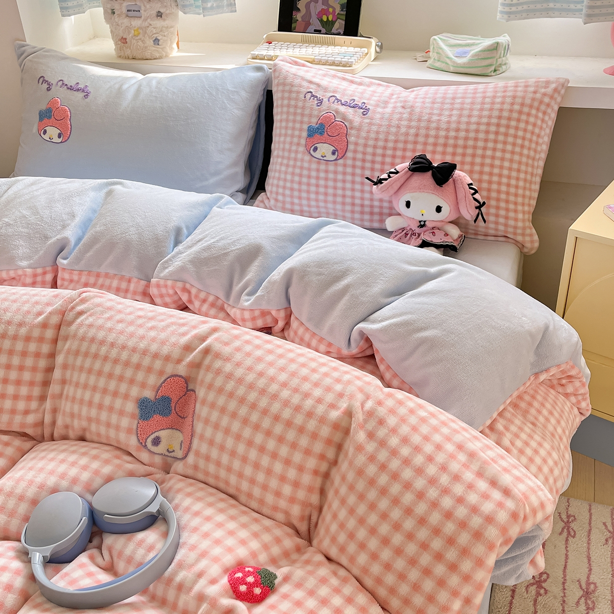 91家纺网 家纺一手货源 找家纺 （总）金爱家 2025新款A类三丽鸥授权毛巾绣混搭少女加厚牛奶绒系列四件套