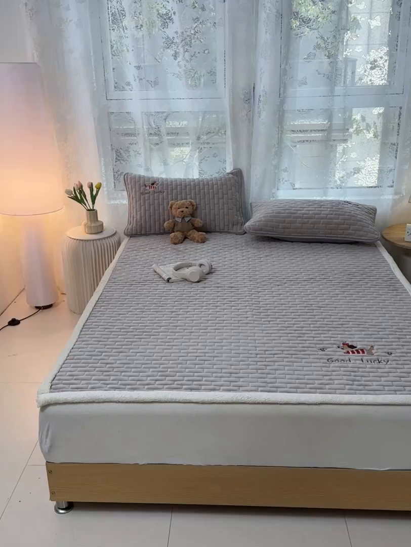 91家纺网 家纺一手货源 找家纺 恋绒家纺 2025新款加厚牛奶绒夹棉床褥床护垫床垫 幸运狗-银灰