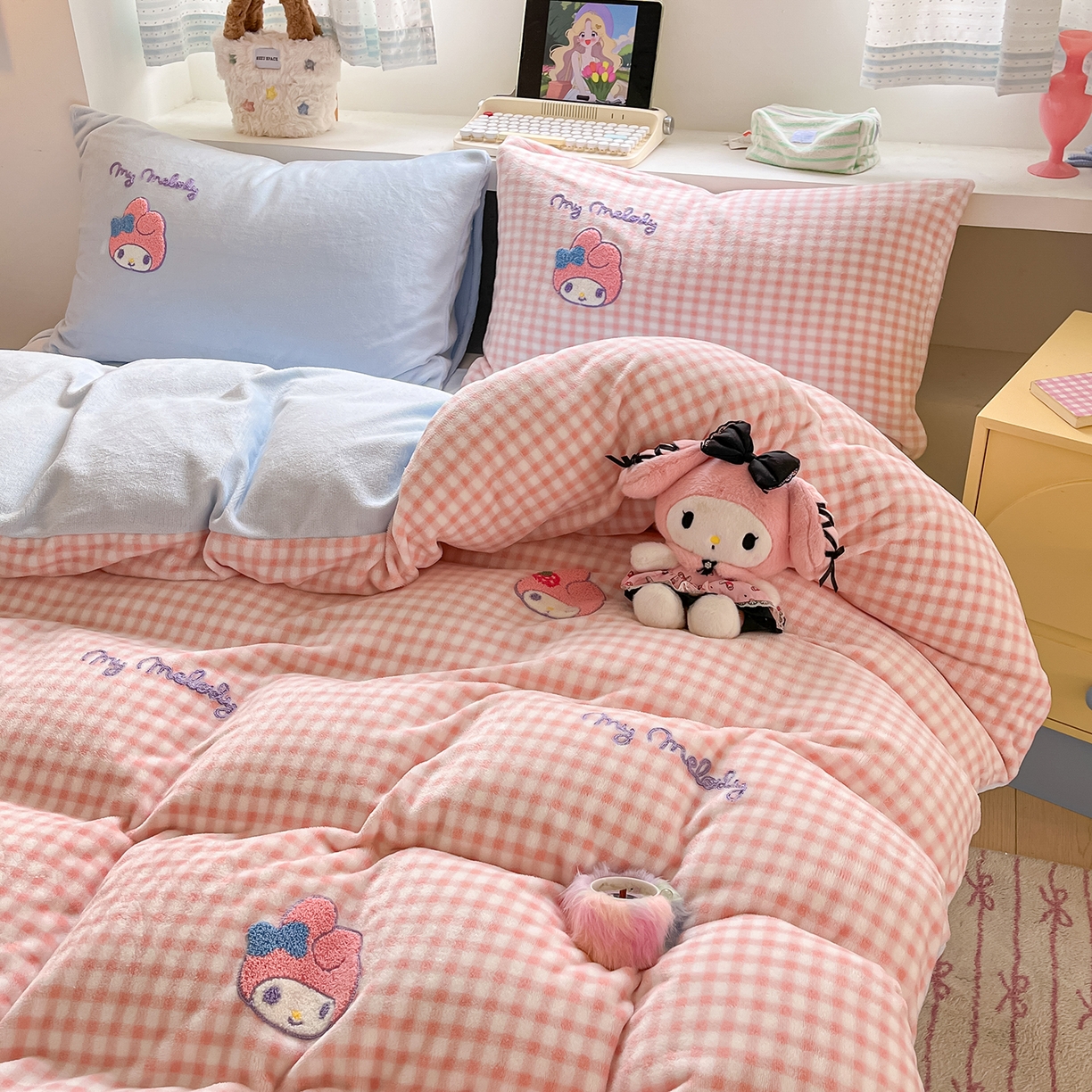 91家纺网 家纺一手货源 找家纺 （总）金爱家 2025新款A类三丽鸥授权毛巾绣混搭少女加厚牛奶绒系列四件套