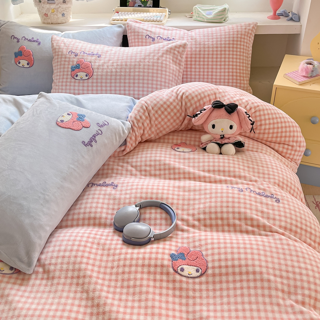 91家纺网 家纺一手货源 找家纺 （总）金爱家 2025新款A类三丽鸥授权毛巾绣混搭少女加厚牛奶绒系列四件套