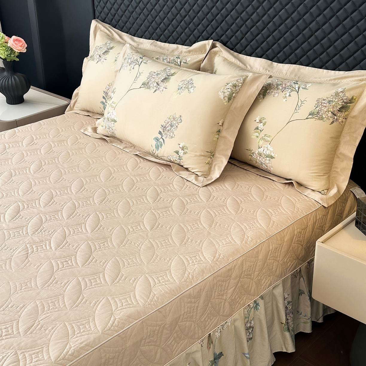 91家纺网 家纺一手货源 找家纺 福丽莱家纺 2025新款高端60纯棉数码印花夹棉床裙四件套 若婉-浅咖