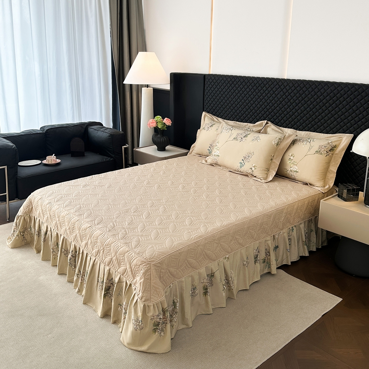 91家纺网 家纺一手货源 找家纺 福丽莱家纺 2025新款高端60纯棉数码印花夹棉床裙四件套 若婉-浅咖