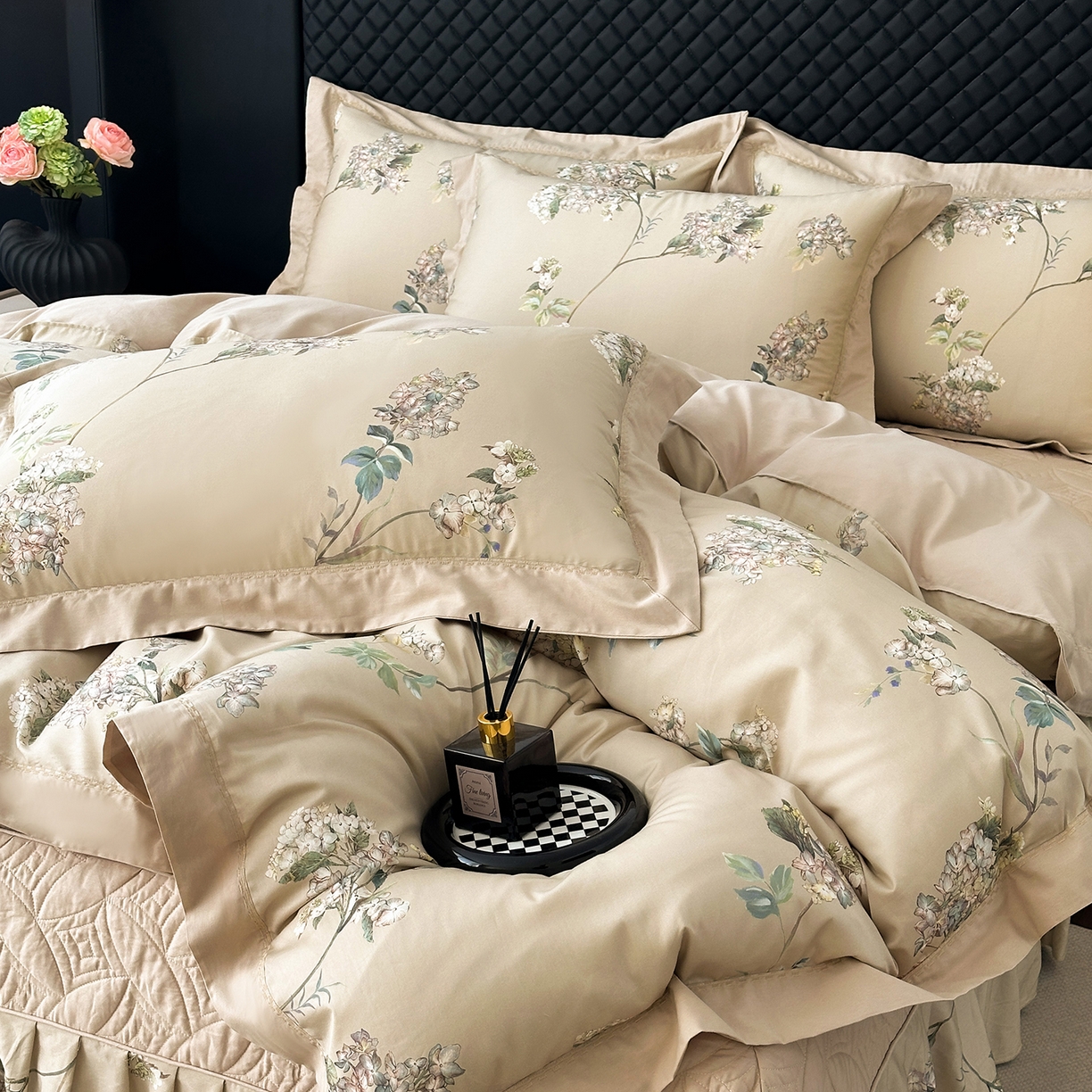 91家纺网 家纺一手货源 找家纺 福丽莱家纺 2025新款高端60纯棉数码印花夹棉床裙四件套 若婉-浅咖