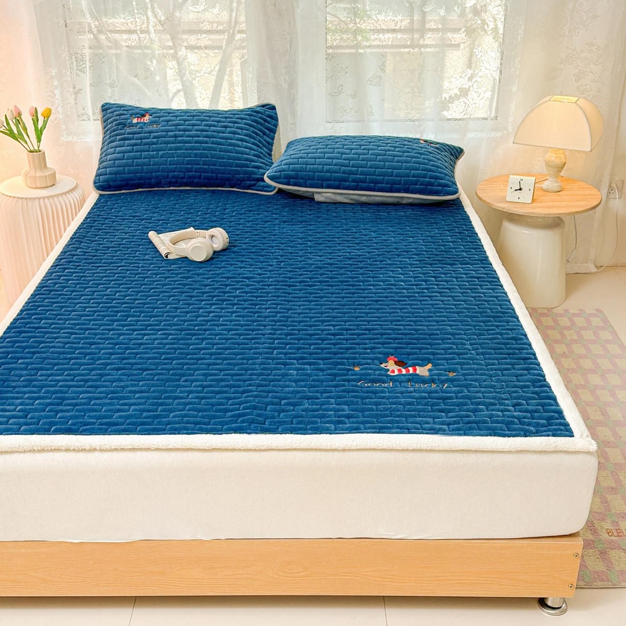 91家纺网 家纺一手货源 找家纺 恋绒家纺 2025新款加厚牛奶绒夹棉床褥床护垫床垫 幸运狗-湛蓝