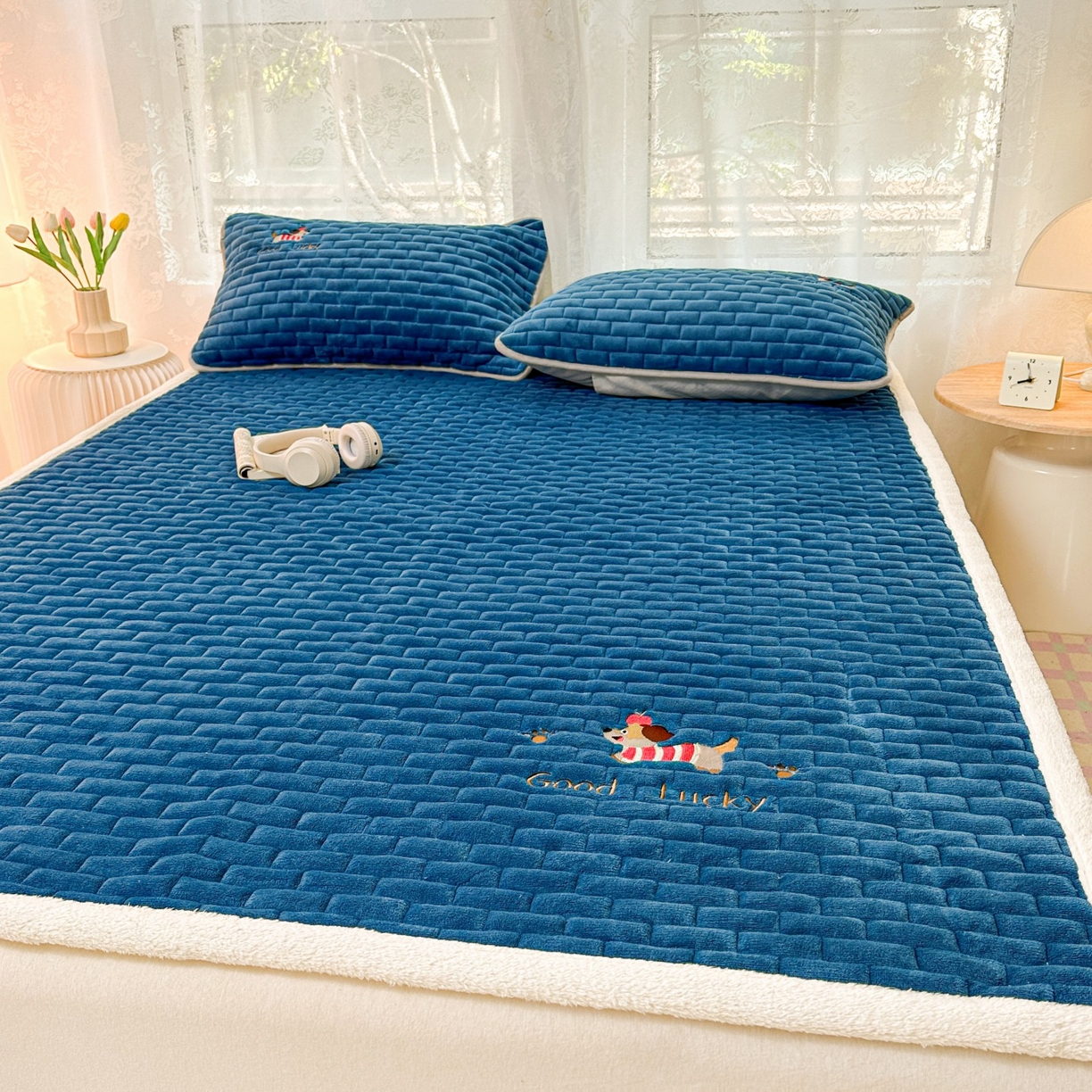 91家纺网 家纺一手货源 找家纺 恋绒家纺 2025新款加厚牛奶绒夹棉床褥床护垫床垫 幸运狗-湛蓝