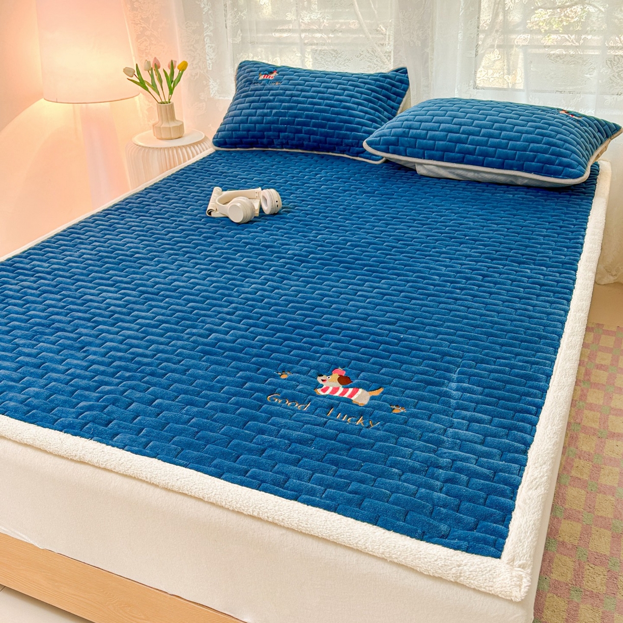 91家纺网 家纺一手货源 找家纺 恋绒家纺 2025新款加厚牛奶绒夹棉床褥床护垫床垫 幸运狗-湛蓝