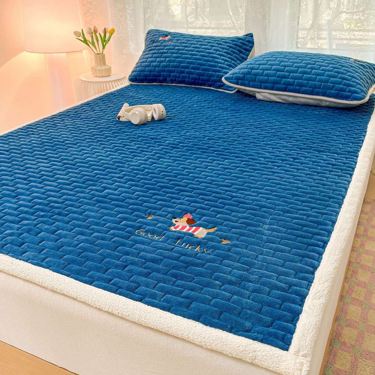 91家纺网 家纺一手货源 找家纺 恋绒家纺 2025新款加厚牛奶绒夹棉床褥床护垫床垫 幸运狗-湛蓝