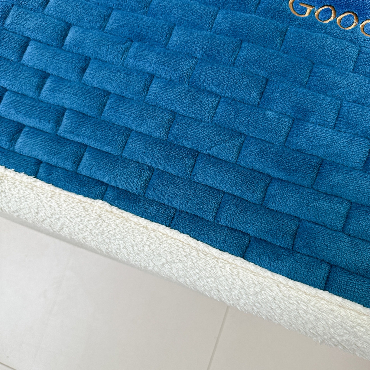 91家纺网 家纺一手货源 找家纺 恋绒家纺 2025新款加厚牛奶绒夹棉床褥床护垫床垫 幸运狗-湛蓝