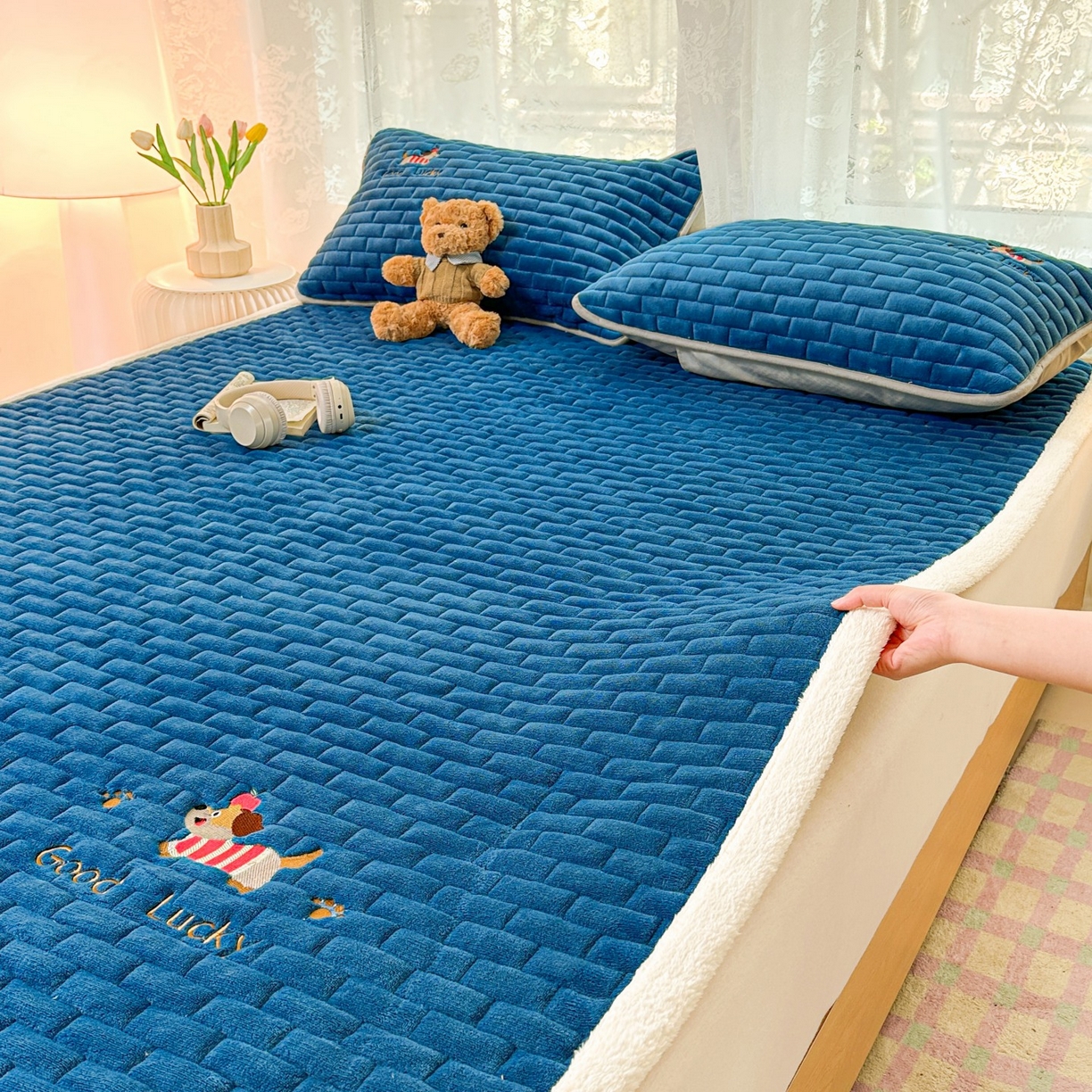 91家纺网 家纺一手货源 找家纺 恋绒家纺 2025新款加厚牛奶绒夹棉床褥床护垫床垫 幸运狗-湛蓝