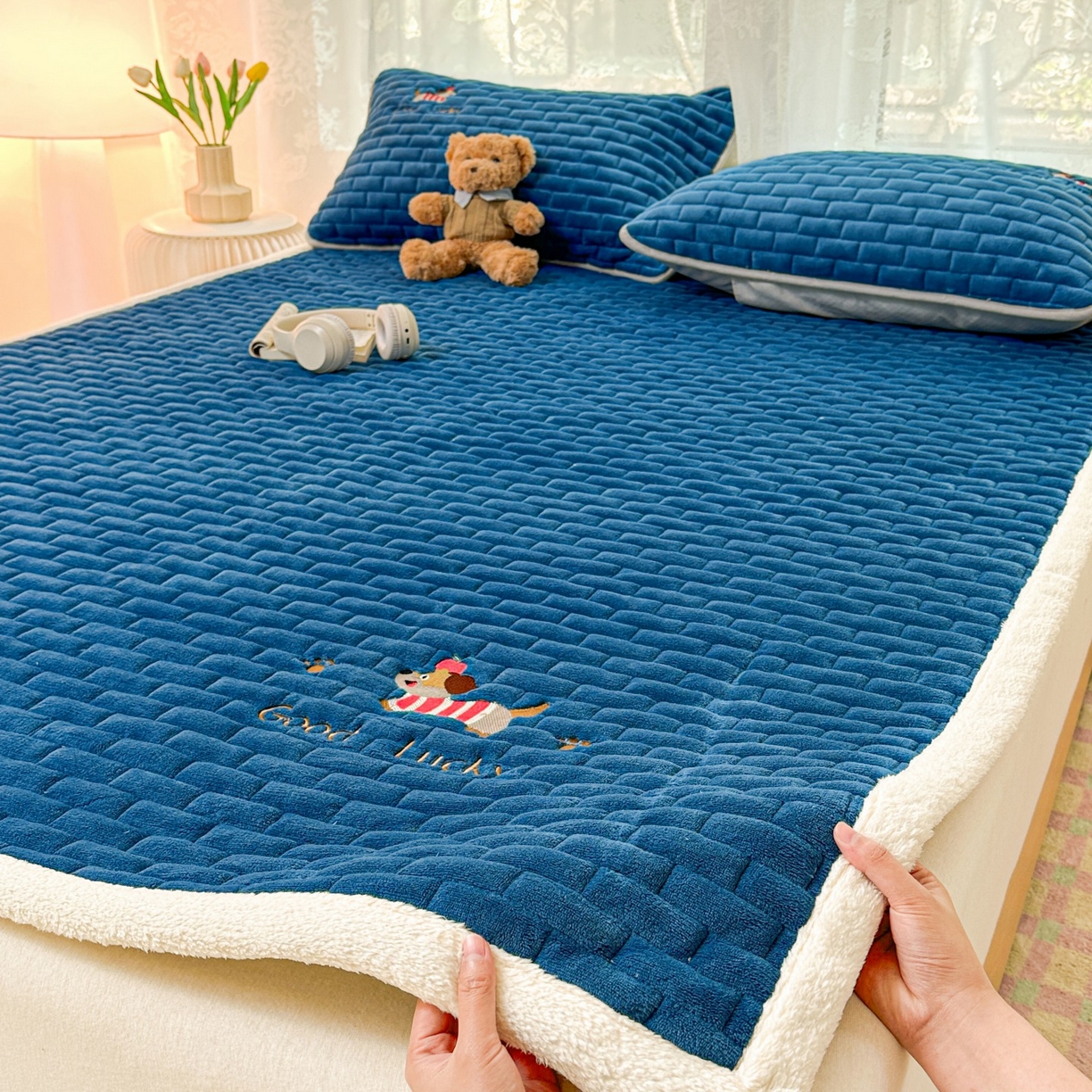 91家纺网 家纺一手货源 找家纺 恋绒家纺 2025新款加厚牛奶绒夹棉床褥床护垫床垫 幸运狗-湛蓝