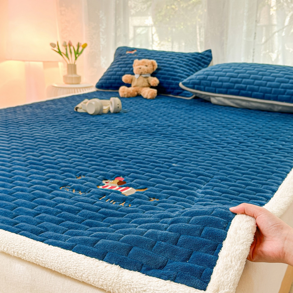 91家纺网 家纺一手货源 找家纺 恋绒家纺 2025新款加厚牛奶绒夹棉床褥床护垫床垫 幸运狗-湛蓝
