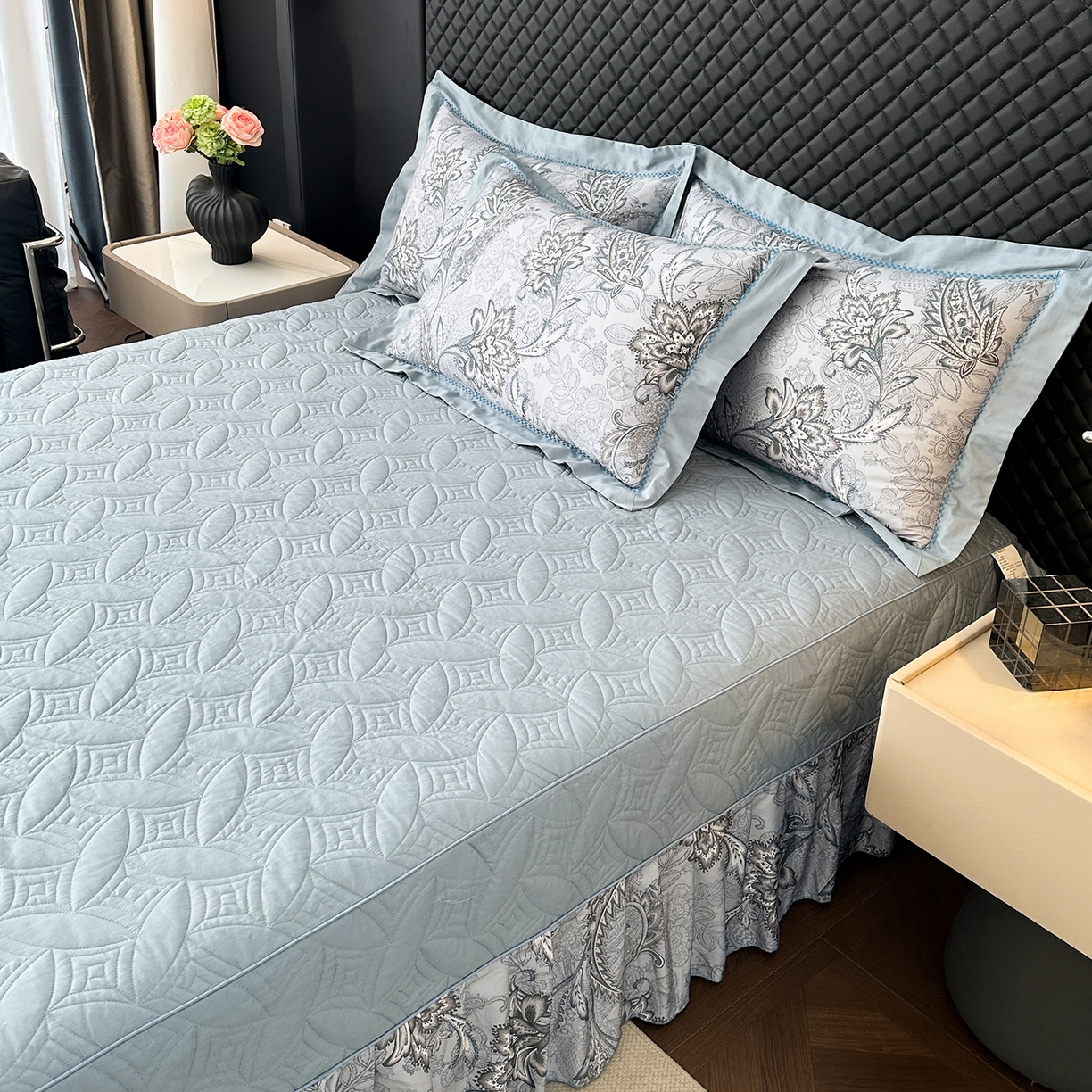 91家纺网 家纺一手货源 找家纺 福丽莱家纺 2025新款高端60纯棉数码印花夹棉床裙四件套 芙影-灰