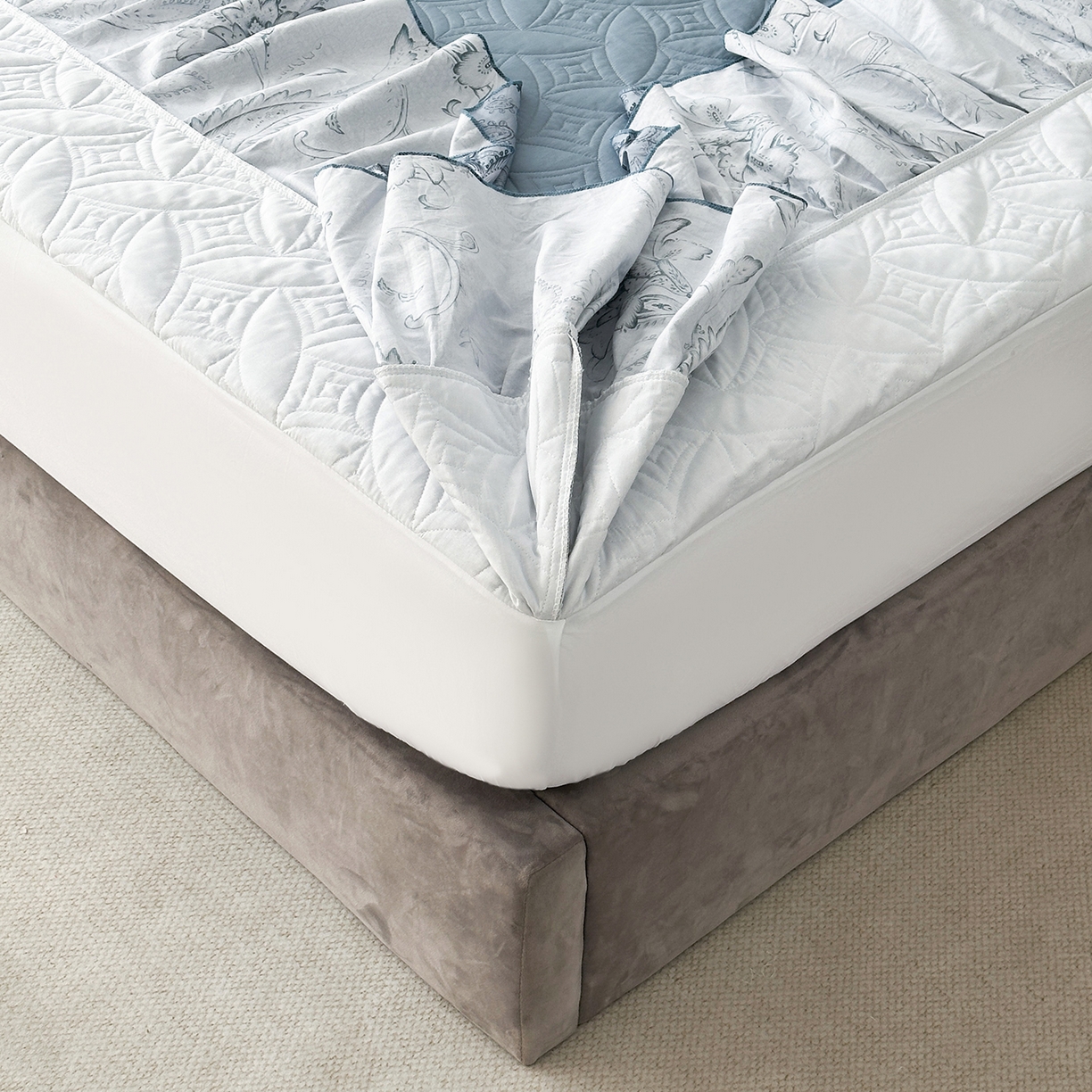 91家纺网 家纺一手货源 找家纺 福丽莱家纺 2025新款高端60纯棉数码印花夹棉床裙四件套 芙影-灰