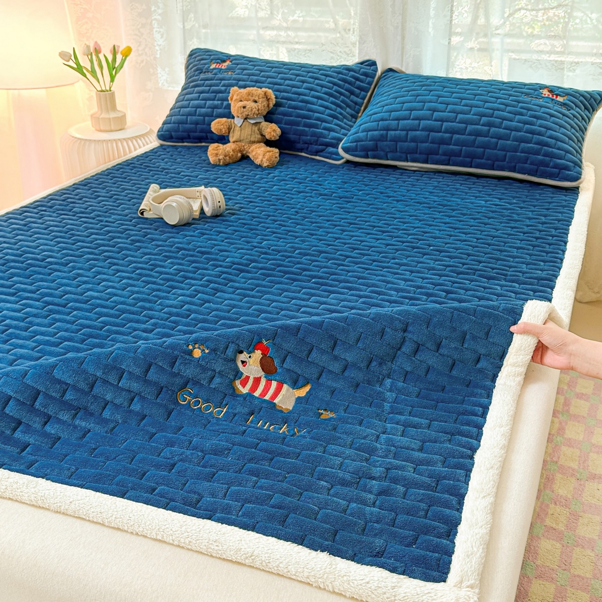 91家纺网 家纺一手货源 找家纺 恋绒家纺 2025新款加厚牛奶绒夹棉床褥床护垫床垫 幸运狗-湛蓝