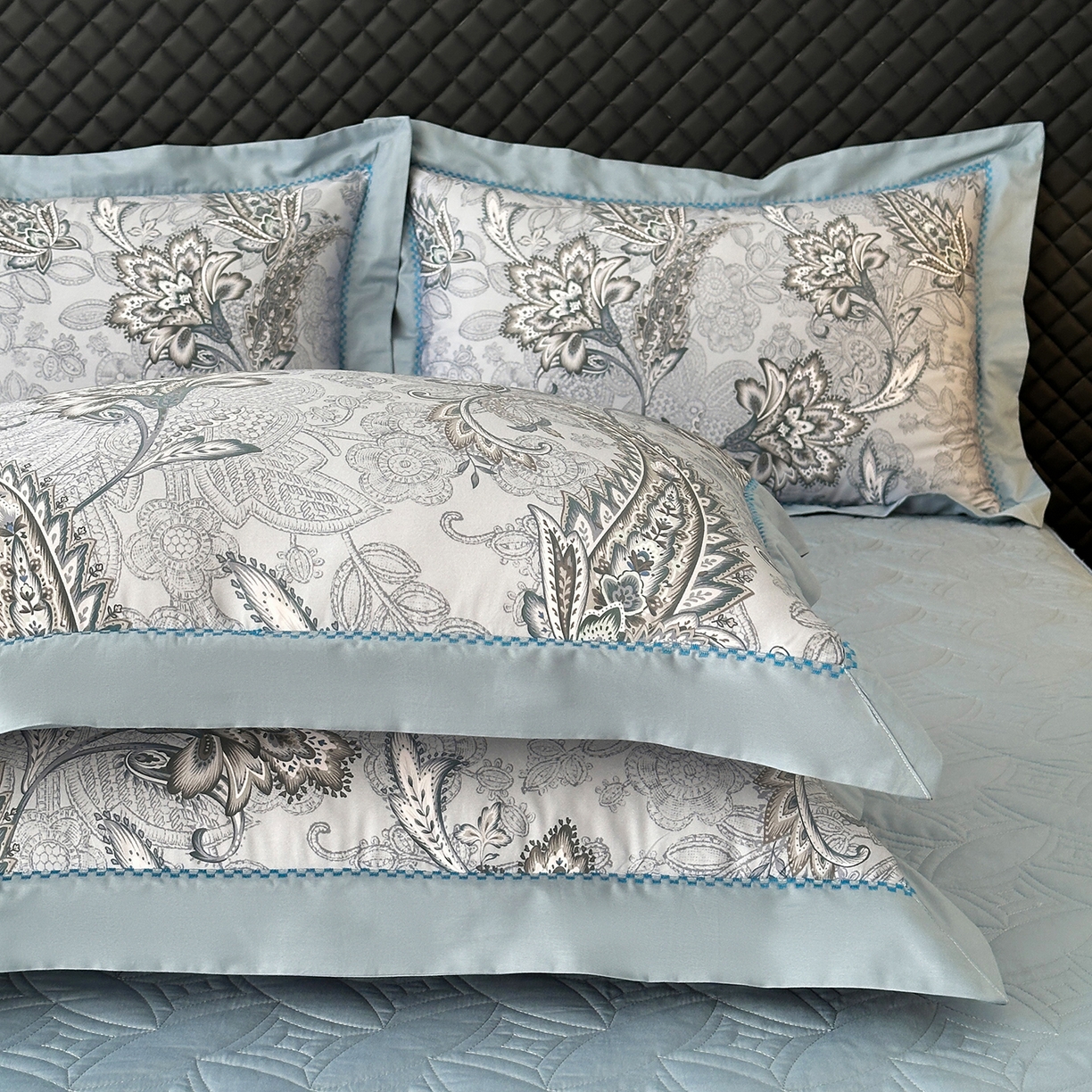 91家纺网 家纺一手货源 找家纺 福丽莱家纺 2025新款高端60纯棉数码印花夹棉床裙四件套 芙影-灰