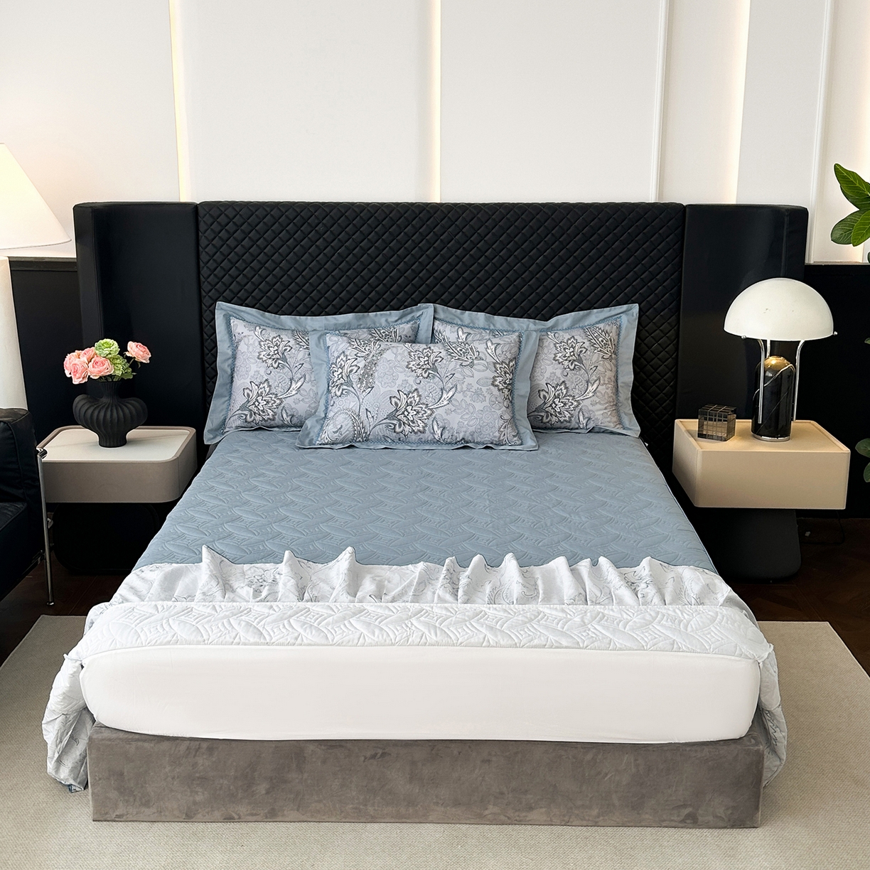 91家纺网 家纺一手货源 找家纺 福丽莱家纺 2025新款高端60纯棉数码印花夹棉床裙四件套 芙影-灰