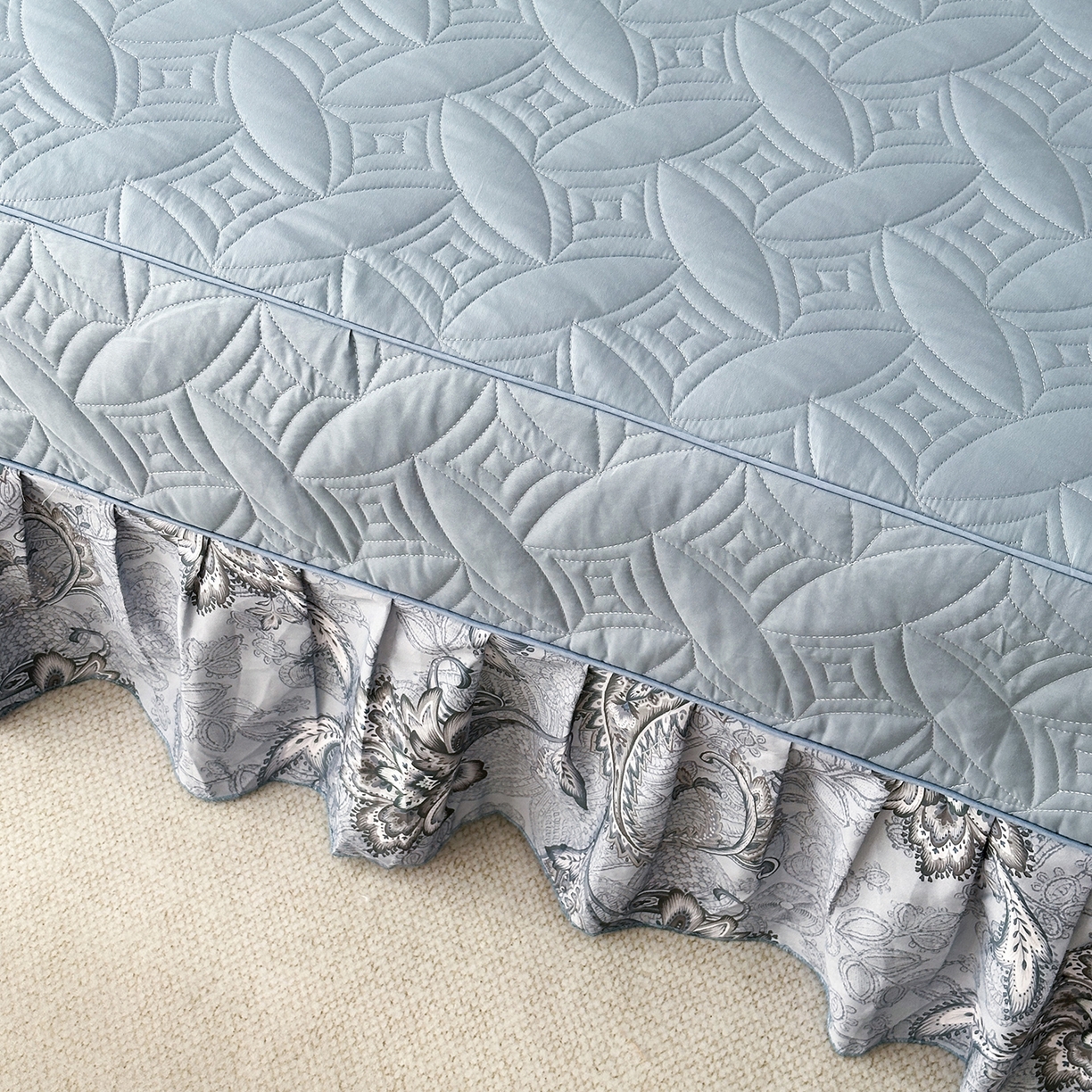 91家纺网 家纺一手货源 找家纺 福丽莱家纺 2025新款高端60纯棉数码印花夹棉床裙四件套 芙影-灰