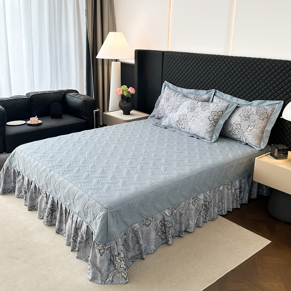 91家纺网 家纺一手货源 找家纺 福丽莱家纺 2025新款高端60纯棉数码印花夹棉床裙四件套 芙影-灰