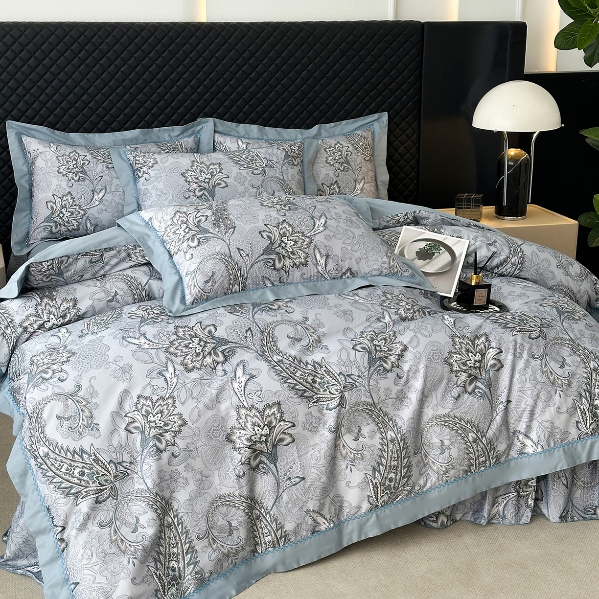 91家纺网 家纺一手货源 找家纺 福丽莱家纺 2025新款高端60纯棉数码印花夹棉床裙四件套 芙影-灰