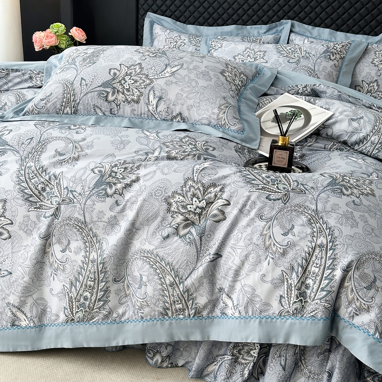 91家纺网 家纺一手货源 找家纺 福丽莱家纺 2025新款高端60纯棉数码印花夹棉床裙四件套 芙影-灰