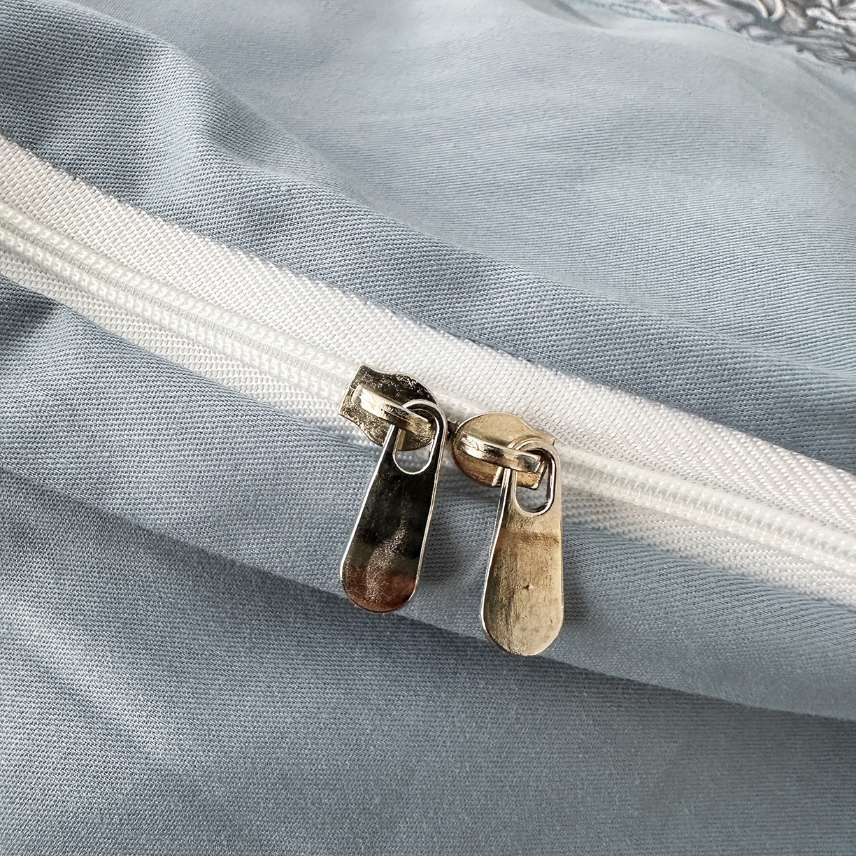 91家纺网 家纺一手货源 找家纺 福丽莱家纺 2025新款高端60纯棉数码印花夹棉床裙四件套 芙影-灰