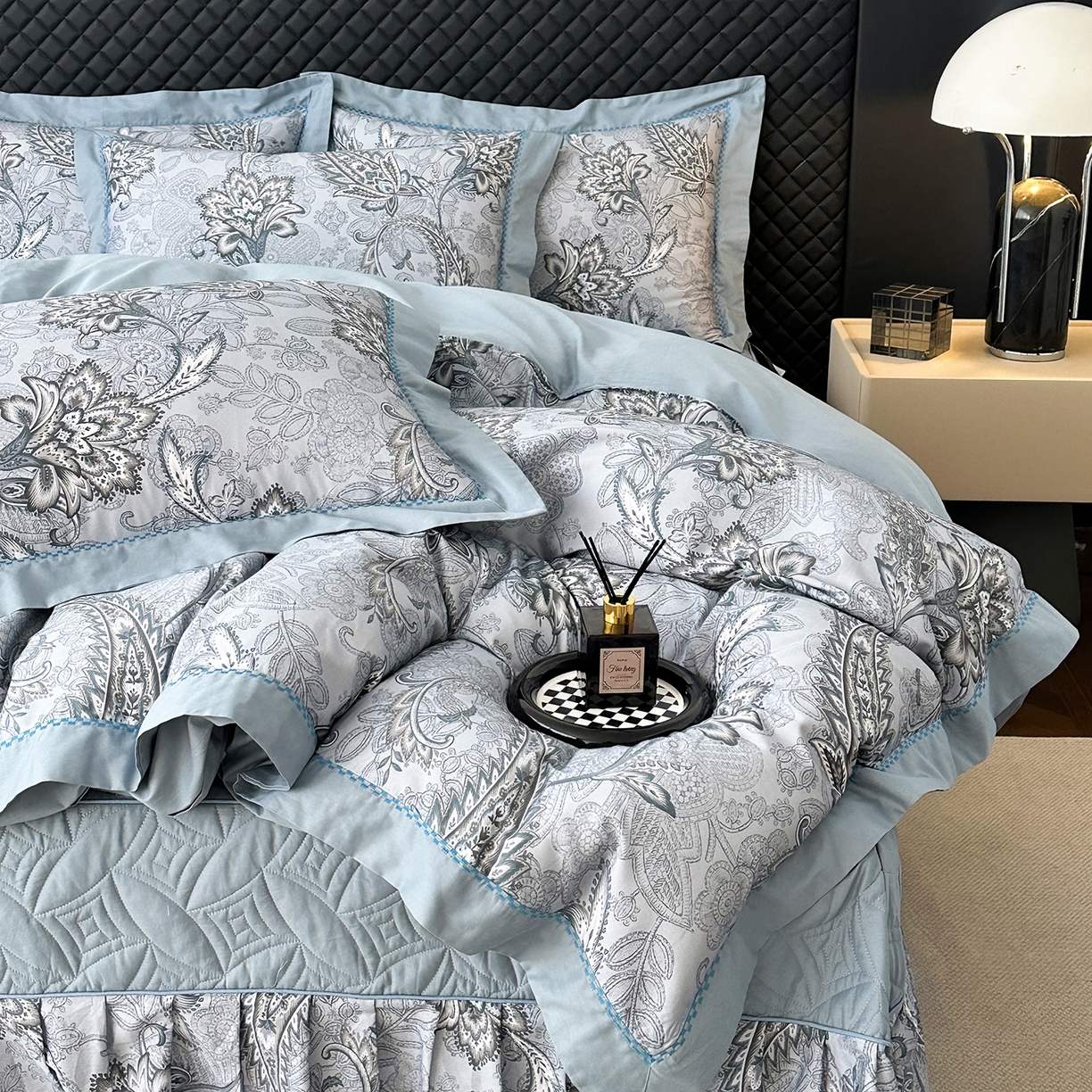 91家纺网 家纺一手货源 找家纺 福丽莱家纺 2025新款高端60纯棉数码印花夹棉床裙四件套 芙影-灰