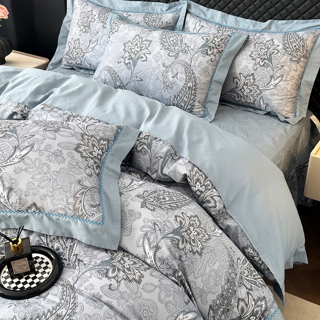 91家纺网 家纺一手货源 找家纺 福丽莱家纺 2025新款高端60纯棉数码印花夹棉床裙四件套 芙影-灰