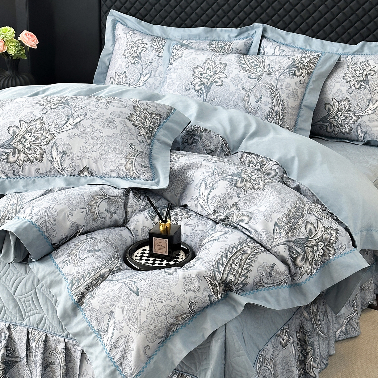 91家纺网 家纺一手货源 找家纺 福丽莱家纺 2025新款高端60纯棉数码印花夹棉床裙四件套 芙影-灰