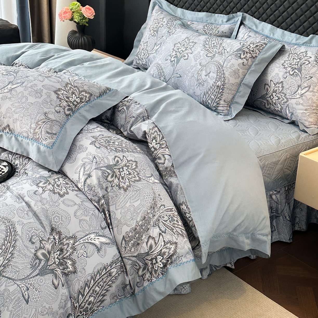 91家纺网 家纺一手货源 找家纺 福丽莱家纺 2025新款高端60纯棉数码印花夹棉床裙四件套 芙影-灰