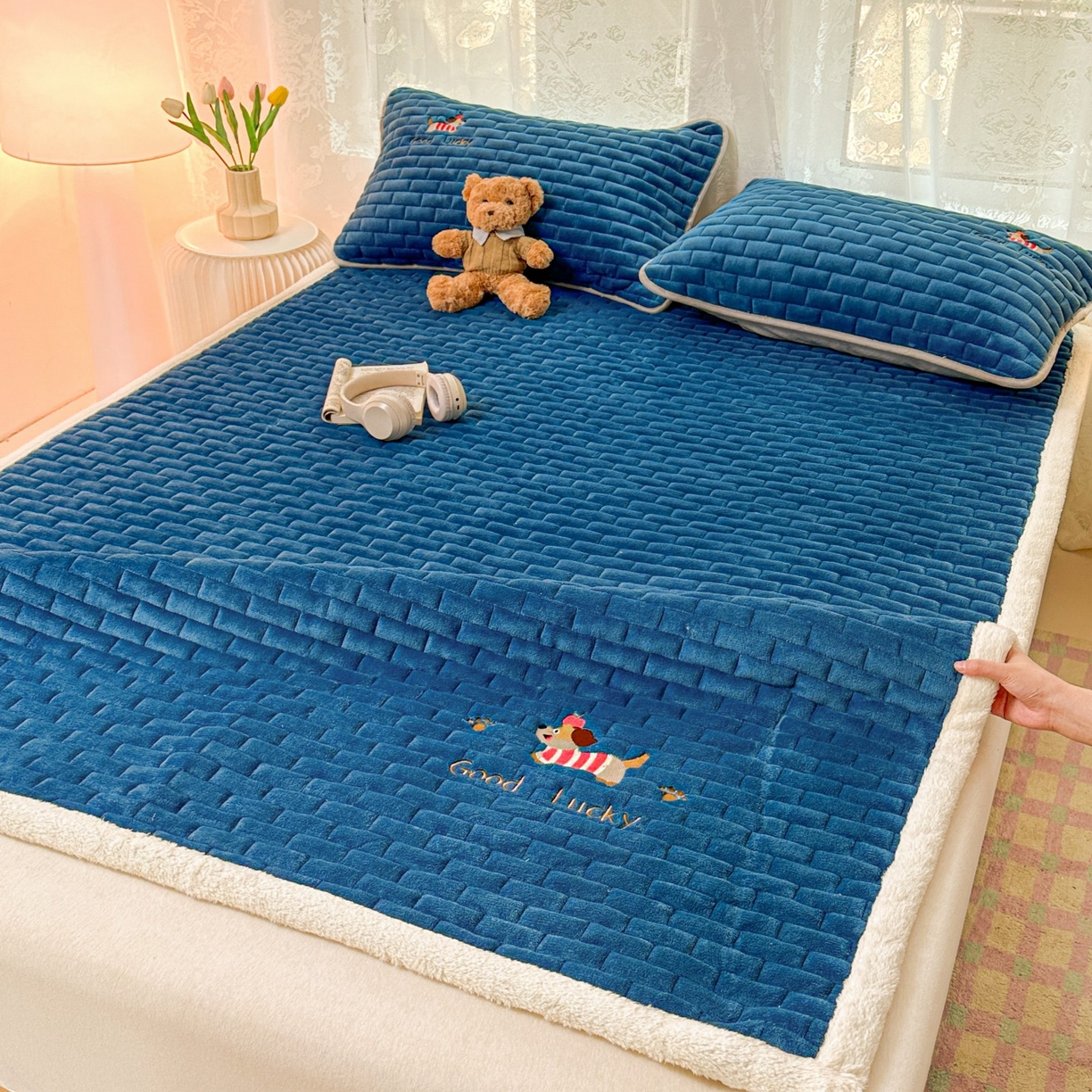 91家纺网 家纺一手货源 找家纺 恋绒家纺 2025新款加厚牛奶绒夹棉床褥床护垫床垫 幸运狗-湛蓝