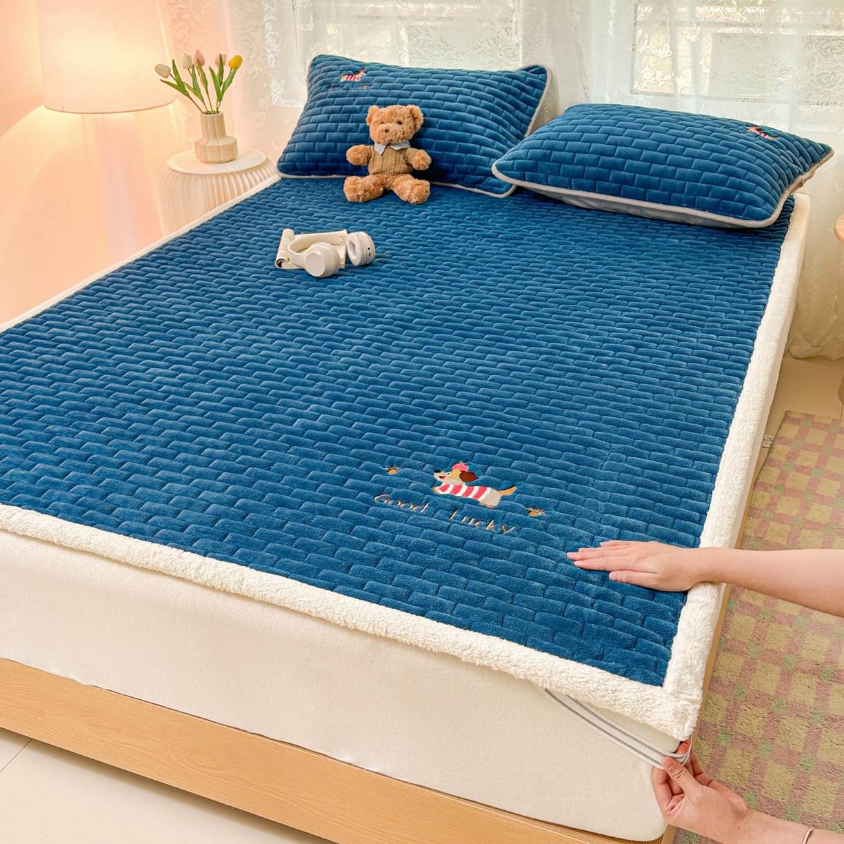 91家纺网 家纺一手货源 找家纺 恋绒家纺 2025新款加厚牛奶绒夹棉床褥床护垫床垫 幸运狗-湛蓝