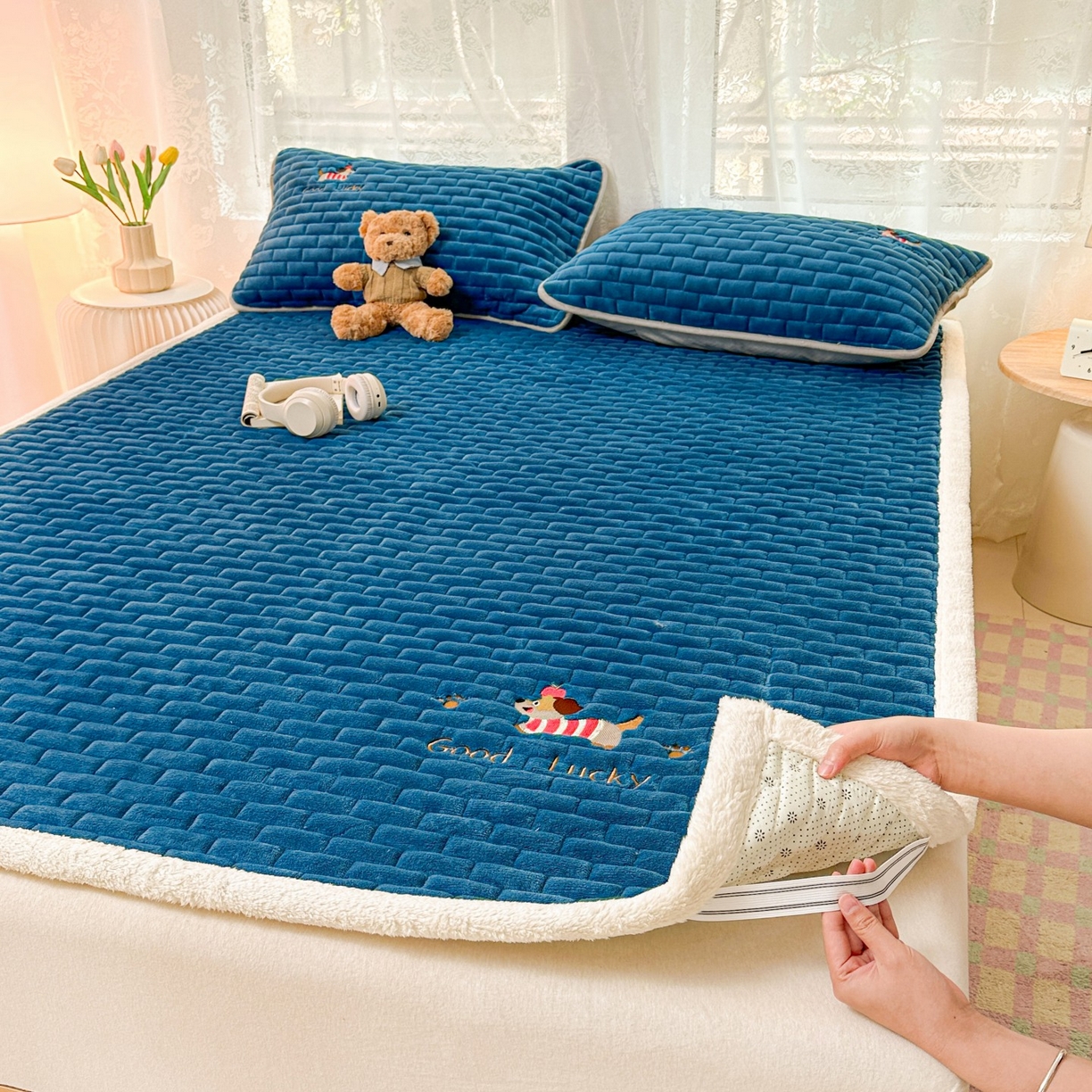 91家纺网 家纺一手货源 找家纺 恋绒家纺 2025新款加厚牛奶绒夹棉床褥床护垫床垫 幸运狗-湛蓝