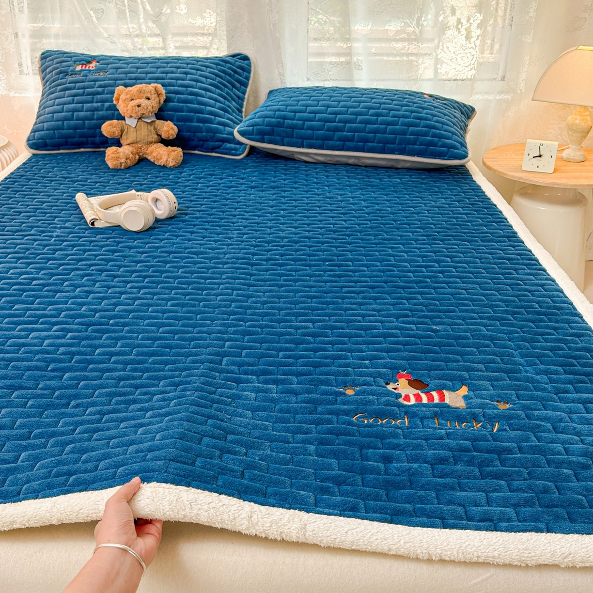 91家纺网 家纺一手货源 找家纺 恋绒家纺 2025新款加厚牛奶绒夹棉床褥床护垫床垫 幸运狗-湛蓝