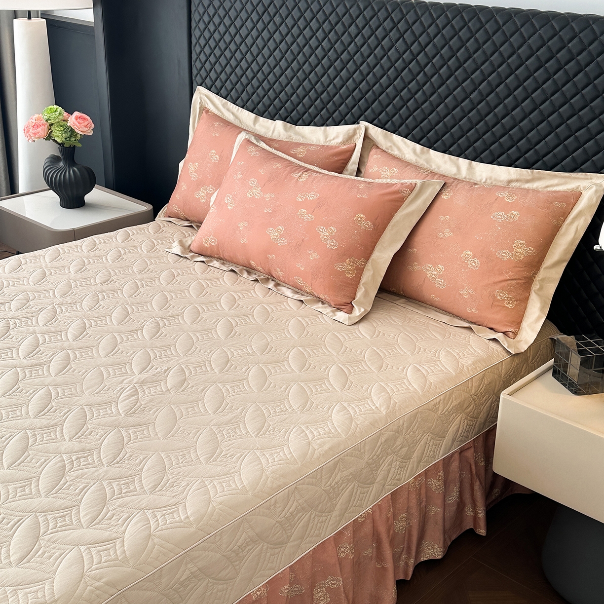 91家纺网 家纺一手货源 找家纺 福丽莱家纺 2025新款高端60纯棉数码印花夹棉床裙四件套 吉祥如意