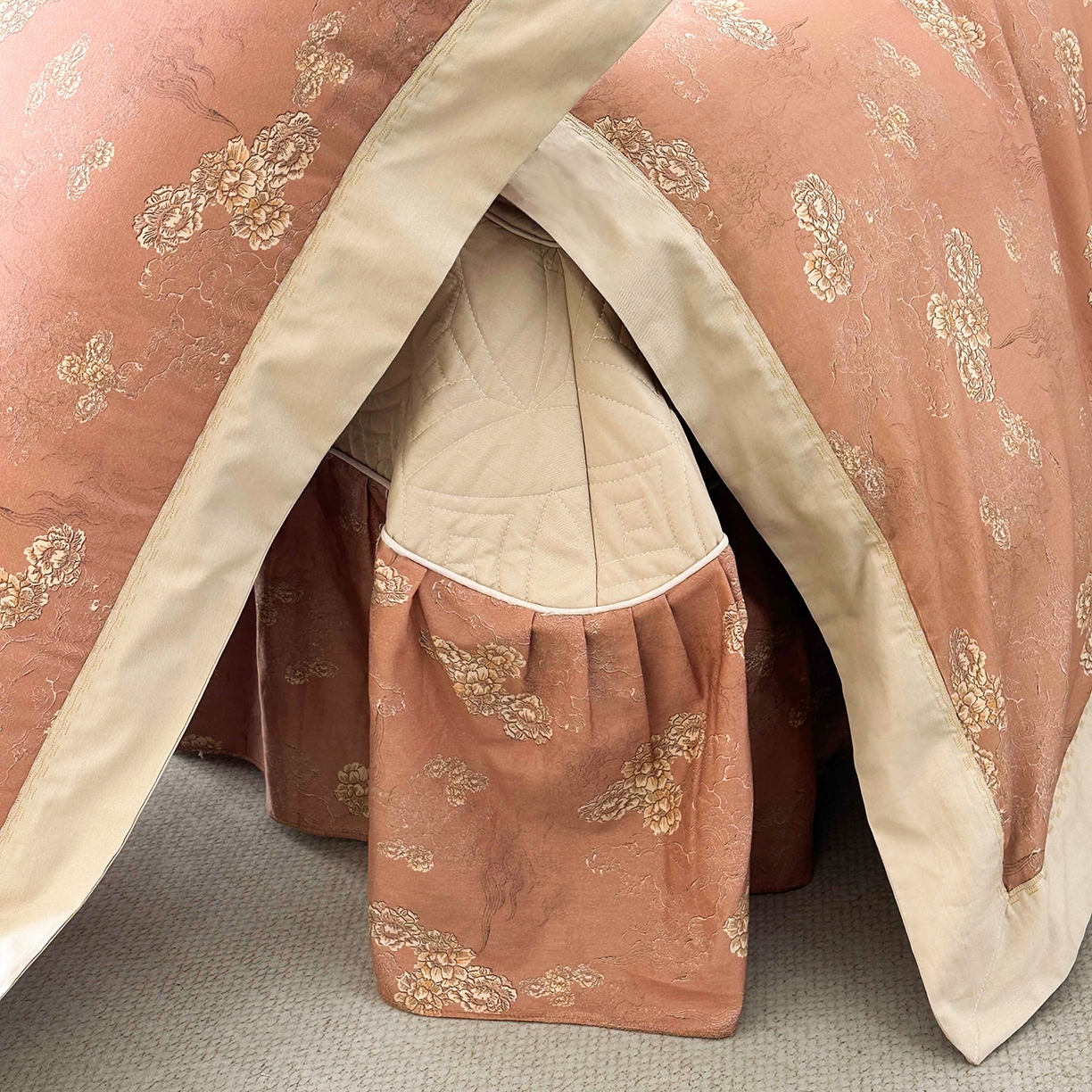 91家纺网 家纺一手货源 找家纺 福丽莱家纺 2025新款高端60纯棉数码印花夹棉床裙四件套 吉祥如意