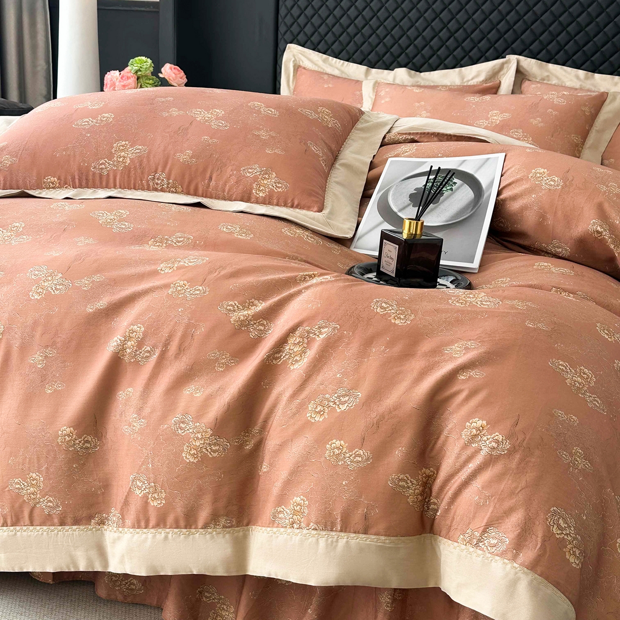 91家纺网 家纺一手货源 找家纺 福丽莱家纺 2025新款高端60纯棉数码印花夹棉床裙四件套 吉祥如意