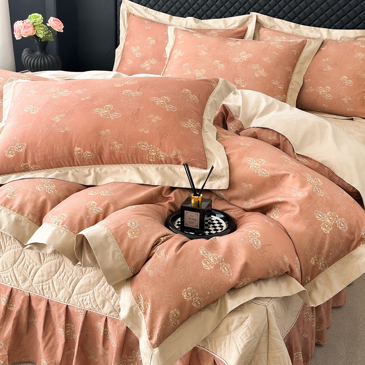 91家纺网 家纺一手货源 找家纺 福丽莱家纺 2025新款高端60纯棉数码印花夹棉床裙四件套 吉祥如意