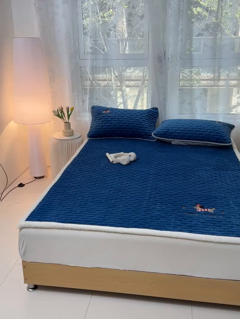 91家纺网 家纺一手货源 找家纺 恋绒家纺 2025新款加厚牛奶绒夹棉床褥床护垫床垫 幸运狗-湛蓝