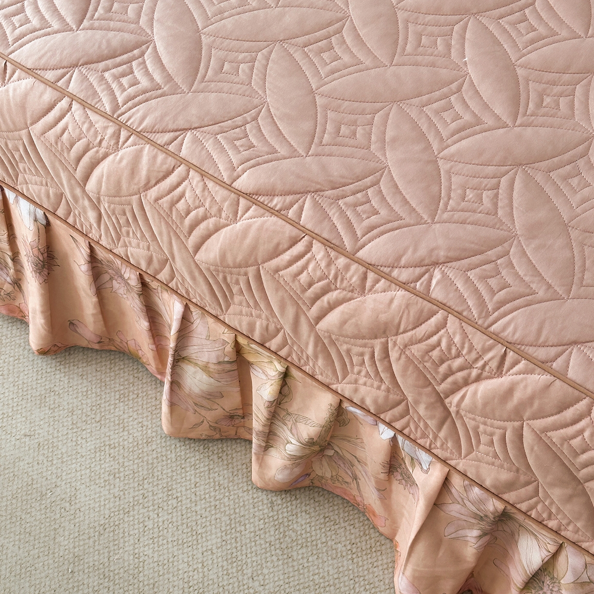 91家纺网 家纺一手货源 找家纺 福丽莱家纺 2025新款高端60纯棉数码印花夹棉床裙四件套 慕溪-粉