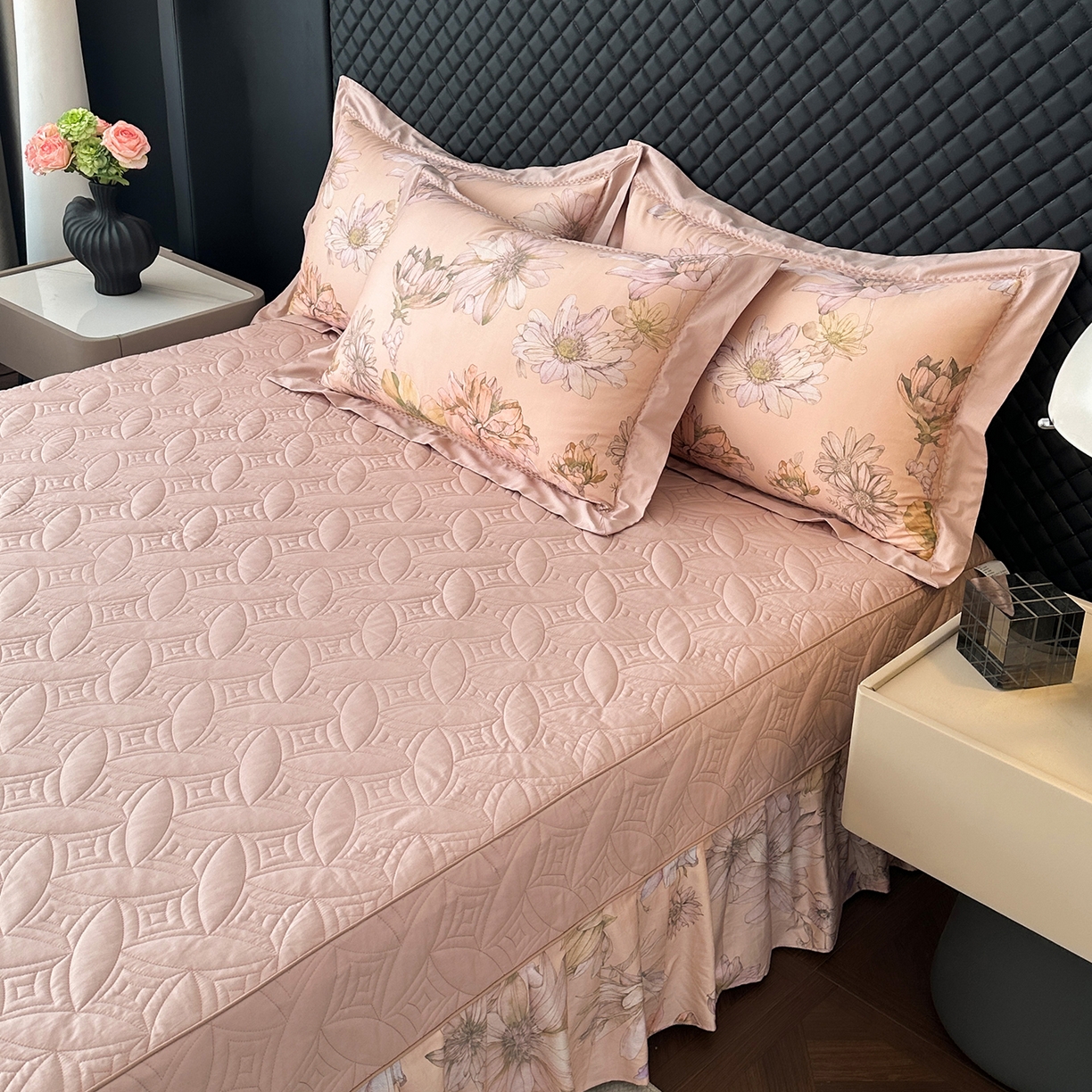 91家纺网 家纺一手货源 找家纺 福丽莱家纺 2025新款高端60纯棉数码印花夹棉床裙四件套 慕溪-粉