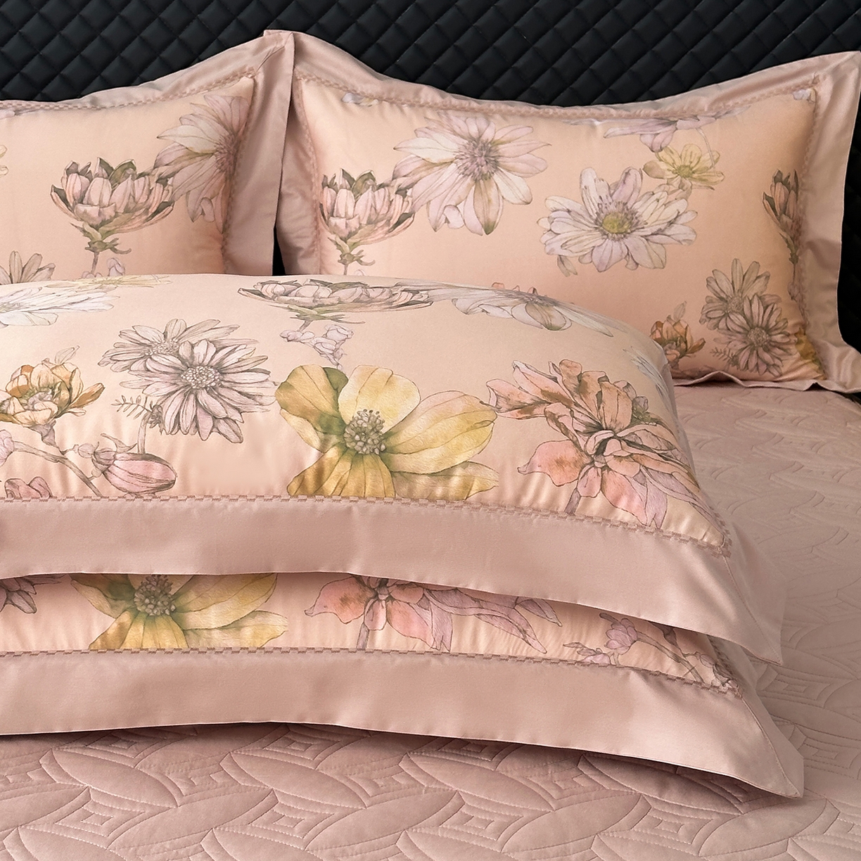 91家纺网 家纺一手货源 找家纺 福丽莱家纺 2025新款高端60纯棉数码印花夹棉床裙四件套 慕溪-粉