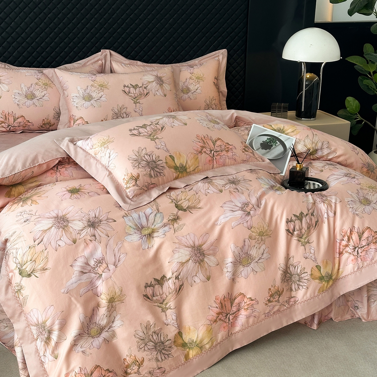 91家纺网 家纺一手货源 找家纺 福丽莱家纺 2025新款高端60纯棉数码印花夹棉床裙四件套 慕溪-粉