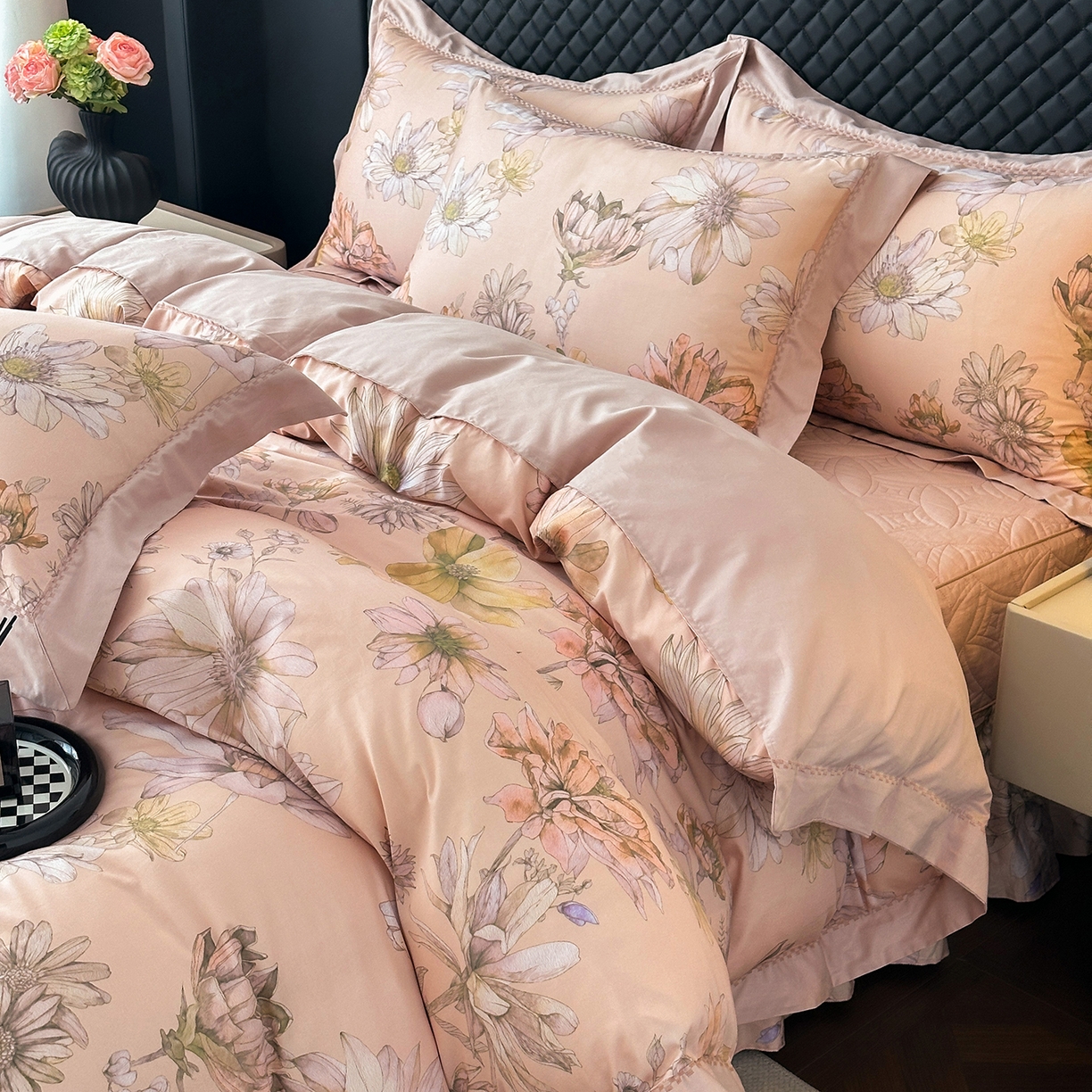 91家纺网 家纺一手货源 找家纺 福丽莱家纺 2025新款高端60纯棉数码印花夹棉床裙四件套 慕溪-粉