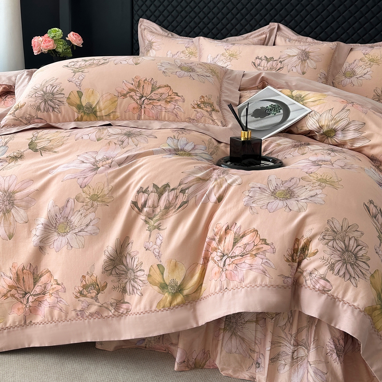 91家纺网 家纺一手货源 找家纺 福丽莱家纺 2025新款高端60纯棉数码印花夹棉床裙四件套 慕溪-粉